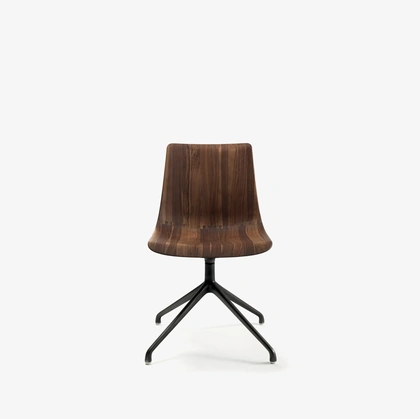 Sedia Materia con scocca avvolgente realizzata in legno massello di Riva1920