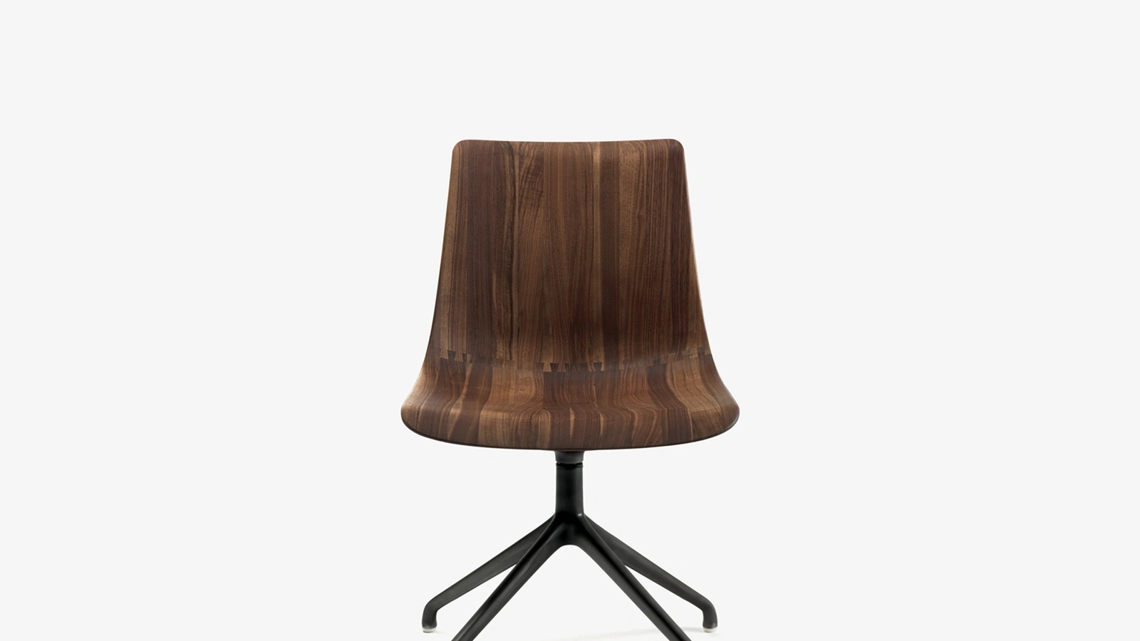 Sedia Materia con scocca avvolgente realizzata in legno massello di Riva1920