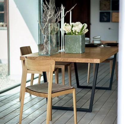 Sedia Mia Leather in legno massello con cuscinetto di seduta imbottito e rivestito in pelle di Riva1920