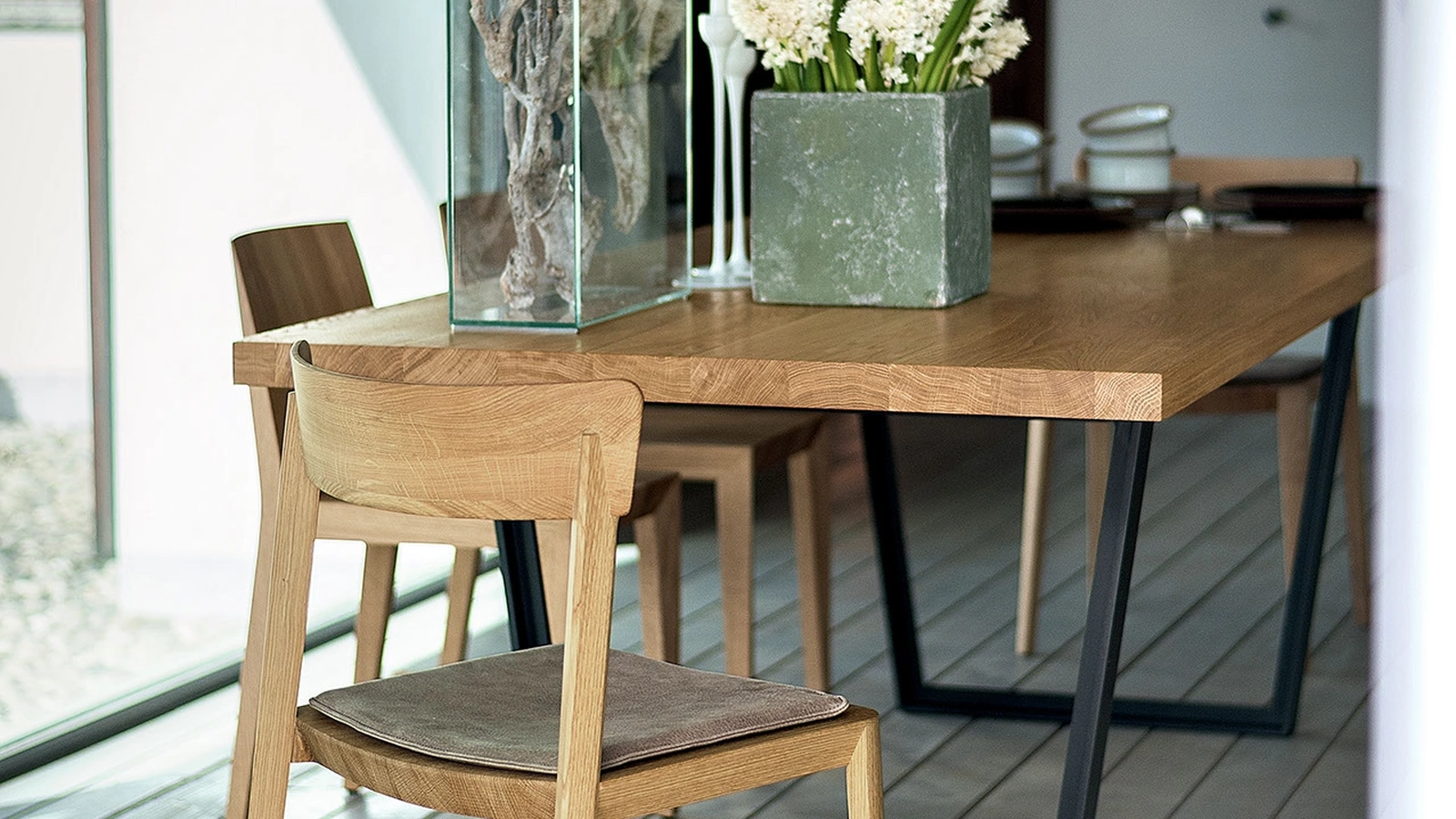 Sedia Mia Leather in legno massello con cuscinetto di seduta imbottito e rivestito in pelle di Riva1920