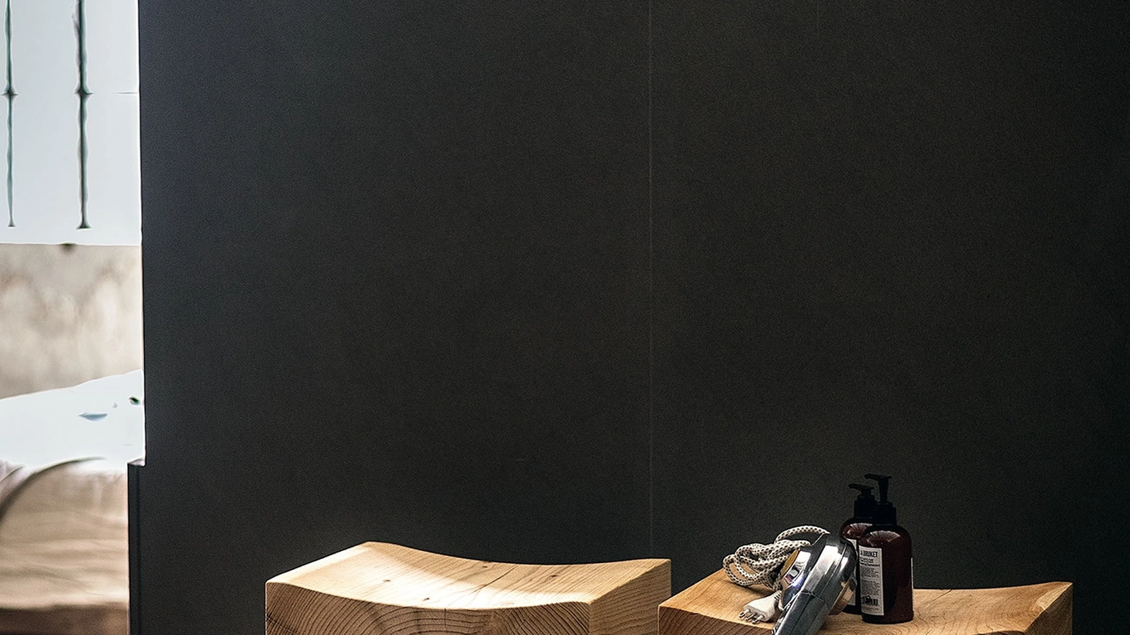 Sgabello Napa Small in legno massello di cedro profumato di Riva1920