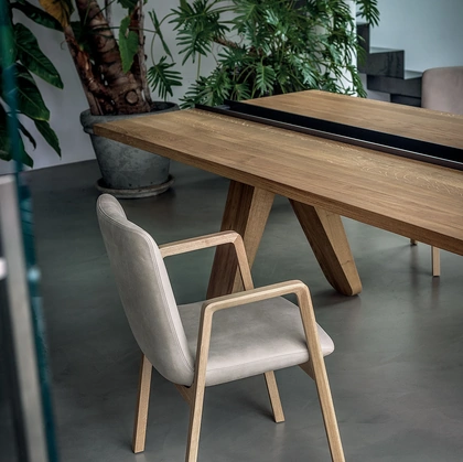 Sedia Noblé Chair in pelle con braccioli e gambe in legno massello di Riva1920