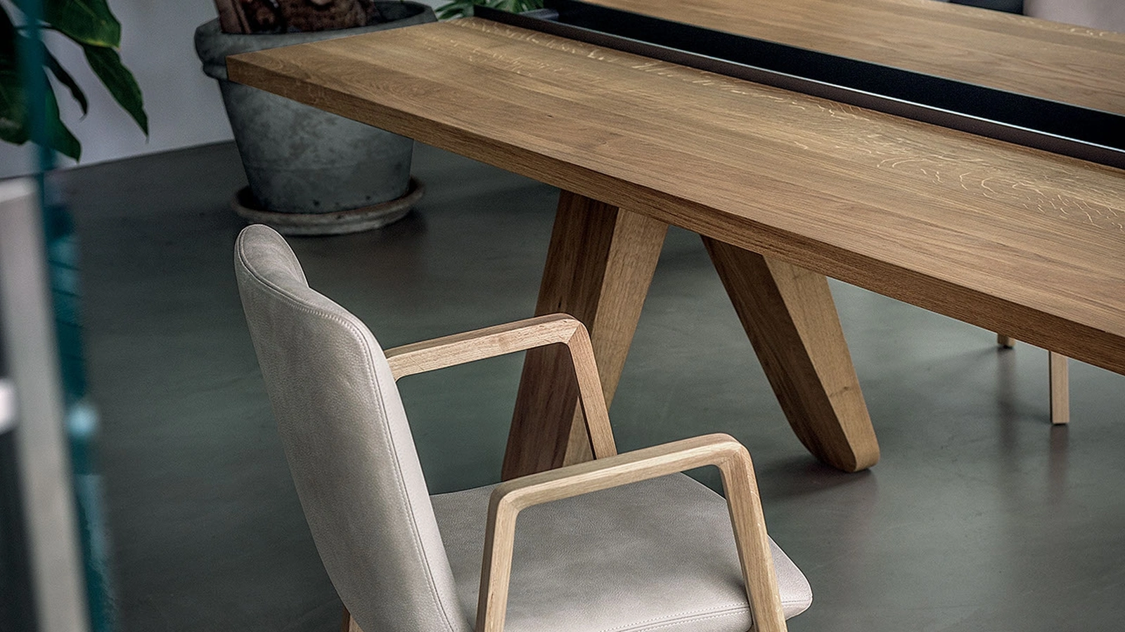 Sedia Noblé Chair in pelle con braccioli e gambe in legno massello di Riva1920