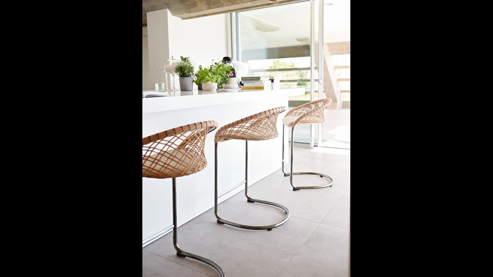 Sgabello in cuoio intrecciato P47 di Midj