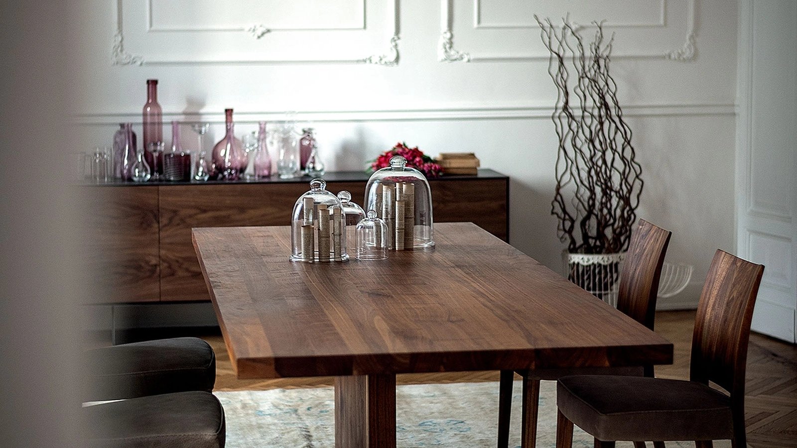 Sedia Pimpinella Leather Fabric in legno massello con seduta in pelle imbottita di Riva1920