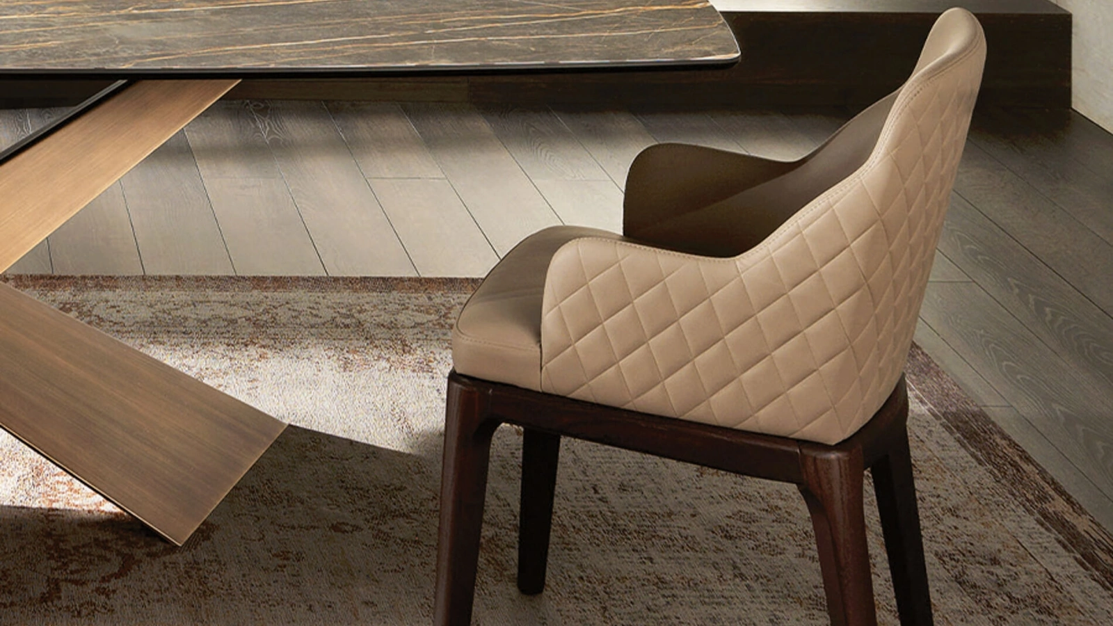 Sedia Margot con braccioli rivestita in ecopelle trapuntata di Riflessi