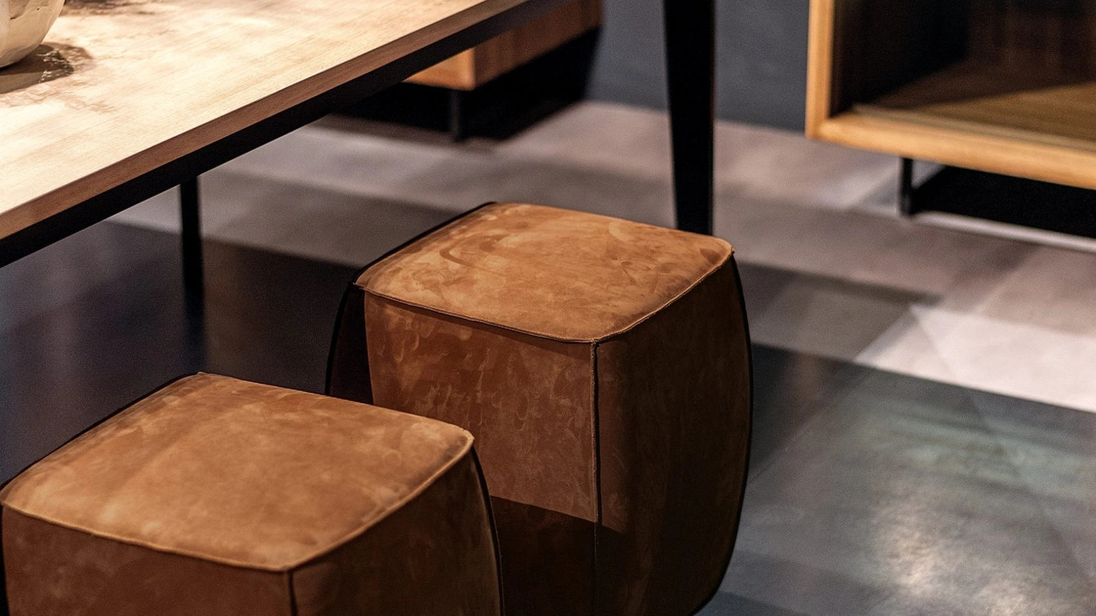 Sgabello in pelle Betty di Riva1920