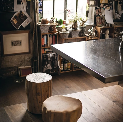 Sgabello Chef One e Cook One in legno massello di cedro profumato che riproducono due cappelli da Chef di Riva1920