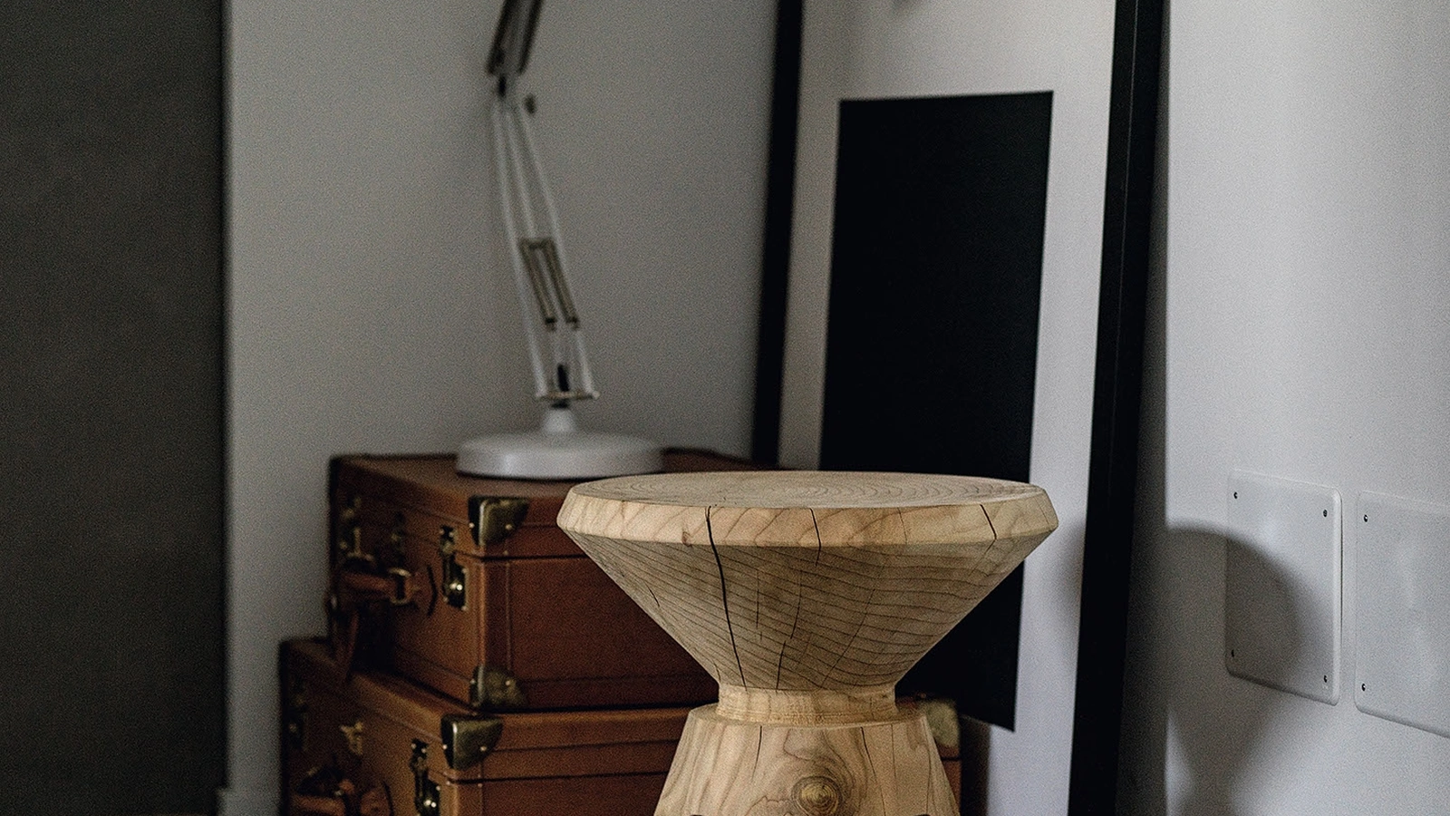 Sgabello Etrurio in legno massello di cedro profumato lavorato da un blocco unico di Riva1920