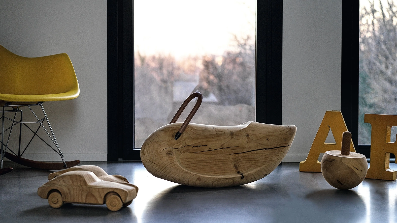 Sgabello che ricorda un cavallino a dondolo Giulia di Riva1920