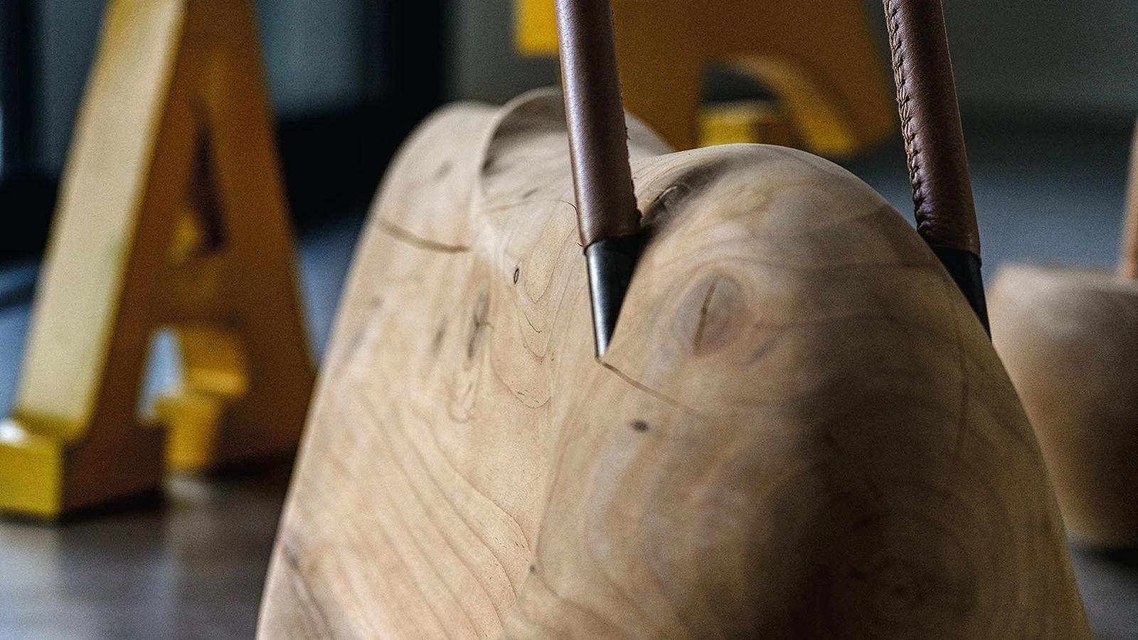 Sgabello Giulia interamente realizzato partendo da un blocco unico di legno di cedro profumato di Riva1920