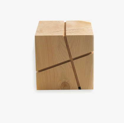 Sgabello J+I Crocetta in legno massello di cedro profumato di Riva1920