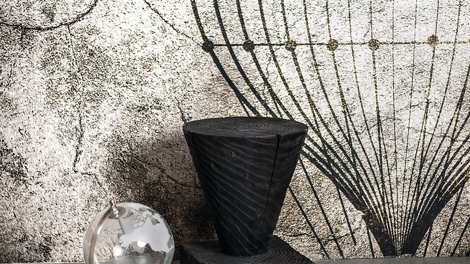 Sgabello Kono in legno massello di cedro profumato di Riva1920