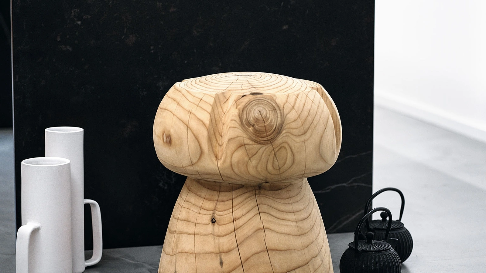 Sgabello Miss Champagne in legno massello di cedro profumato lavorato da un blocco unico di Riva1920