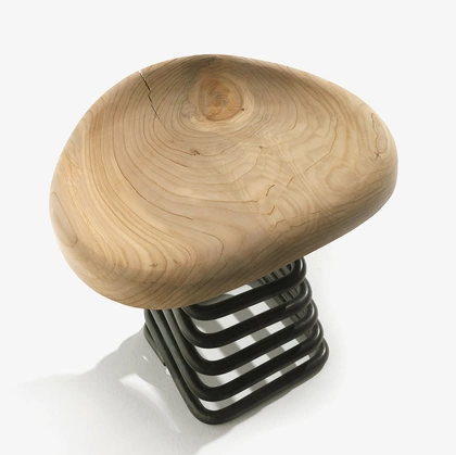 Sgabello Molla composto da un sedile sagomato in legno massello sorretto da una molla quadrata di Riva1920