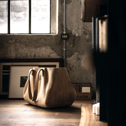 Sgabello Mondana in legno massello di cedro profumato a forma di borsa di Riva1920