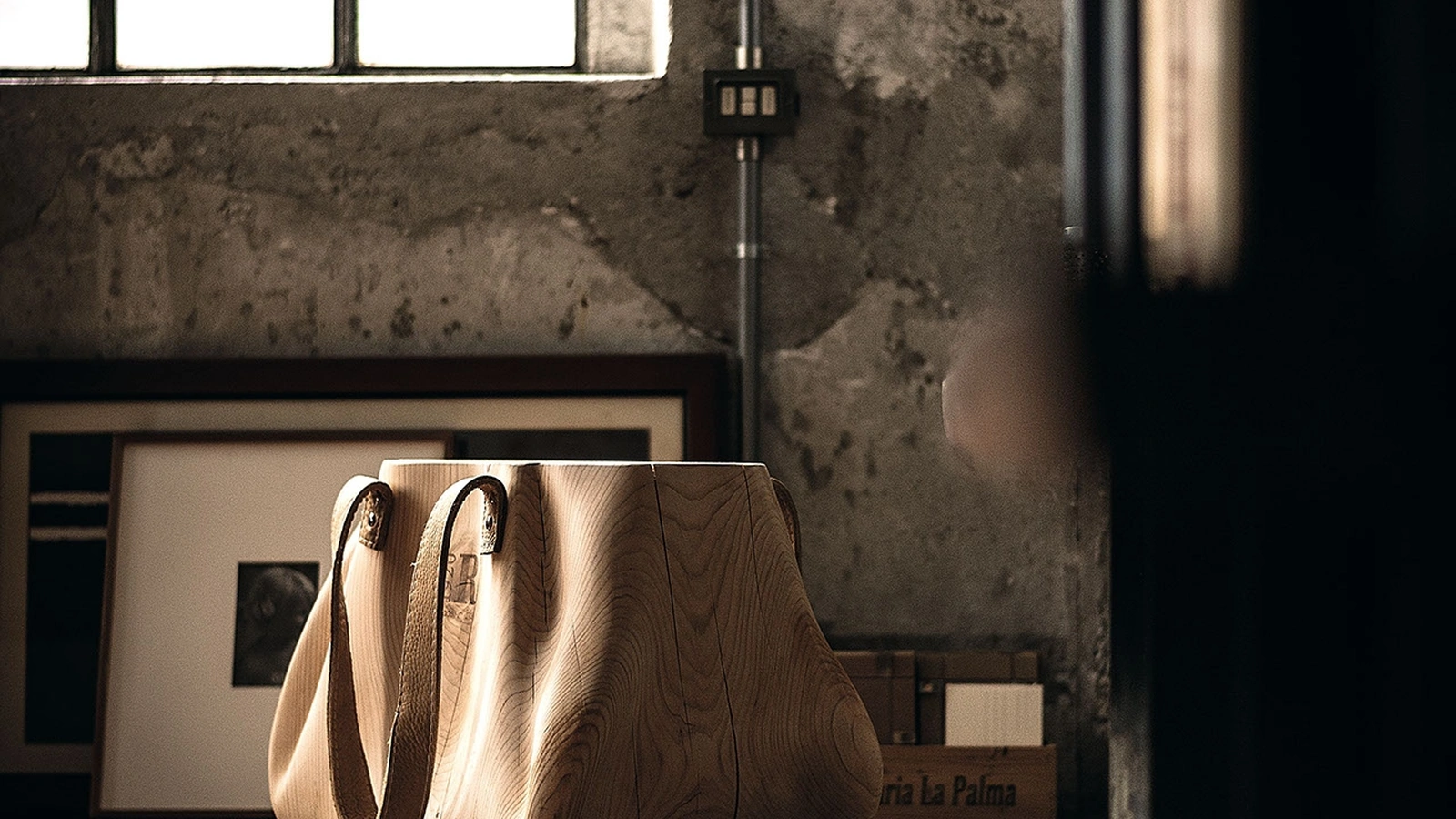 Sgabello Mondana in legno massello di cedro profumato a forma di borsa di Riva1920