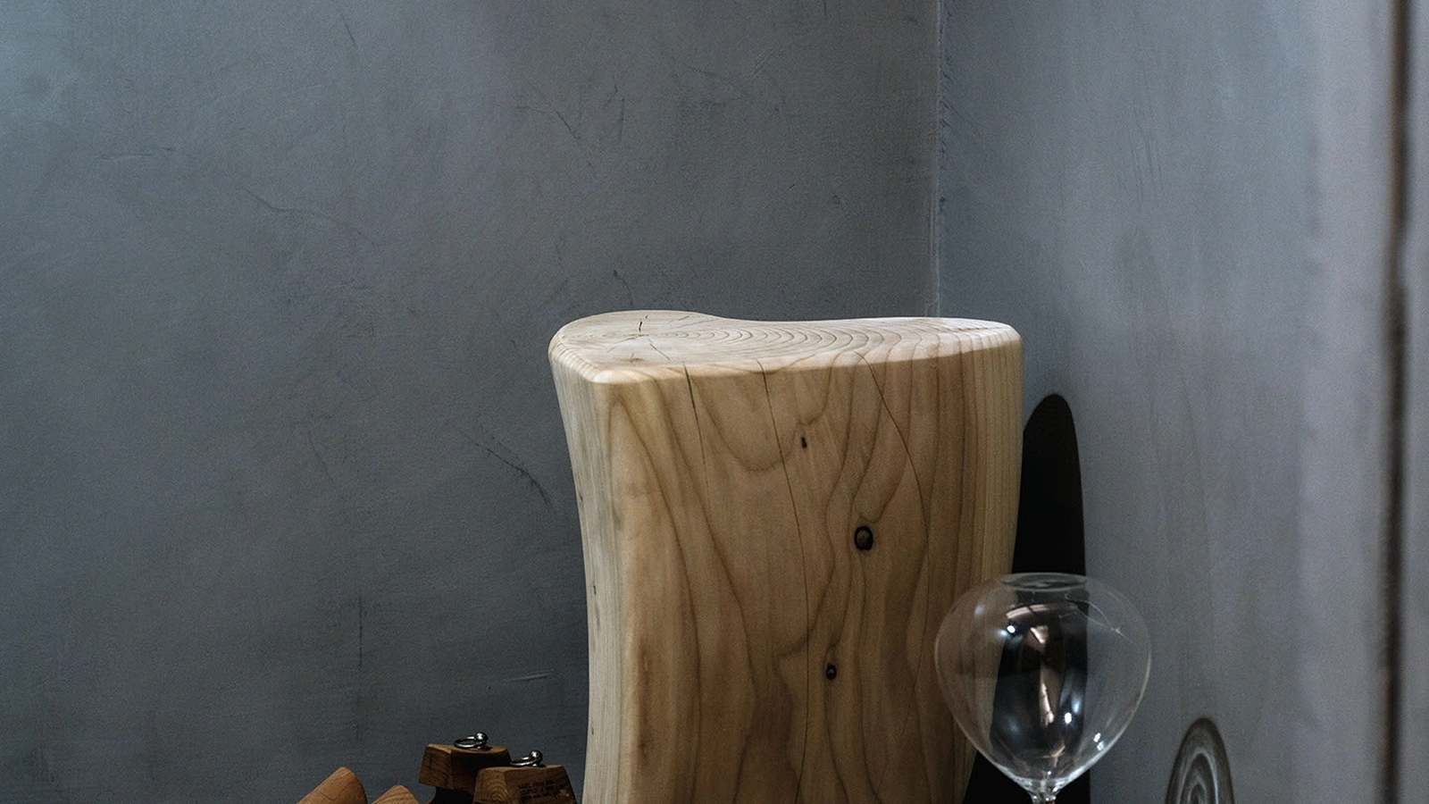 Sgabello One Love in legno massello di cedro profumato di Riva1920