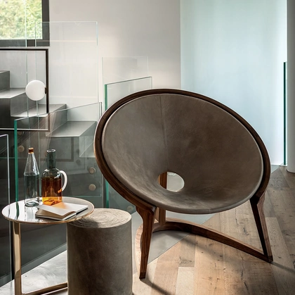 Sgabello Roll composto da una fascia di pelle Utah arrotolata di Riva1920