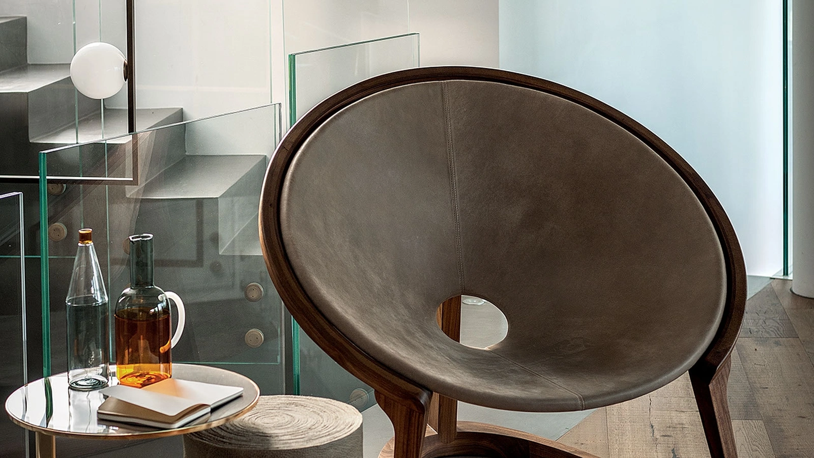 Sgabello Roll composto da una fascia di pelle Utah arrotolata di Riva1920