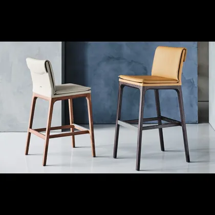Sgabello in ecopelle con struttura in legno Sofia di Cattelan Italia