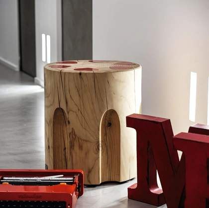 Sgabello Sparacuori in legno massello di cedro profumato di Riva1920