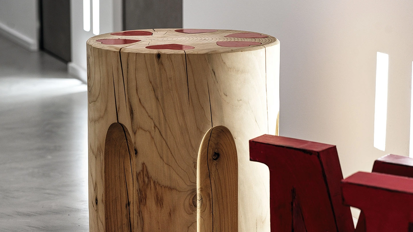 Sgabello Sparacuori in legno massello di cedro profumato di Riva1920