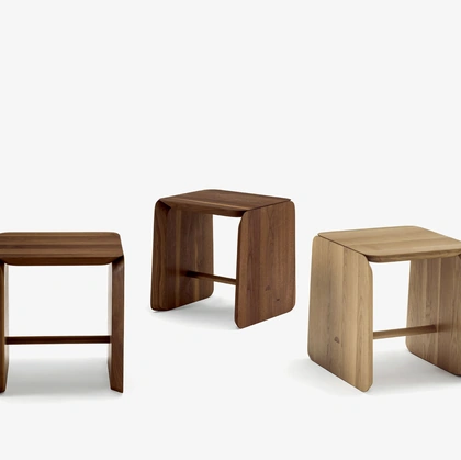 Sgabello Tak interamente realizzato in legno massello di Riva1920