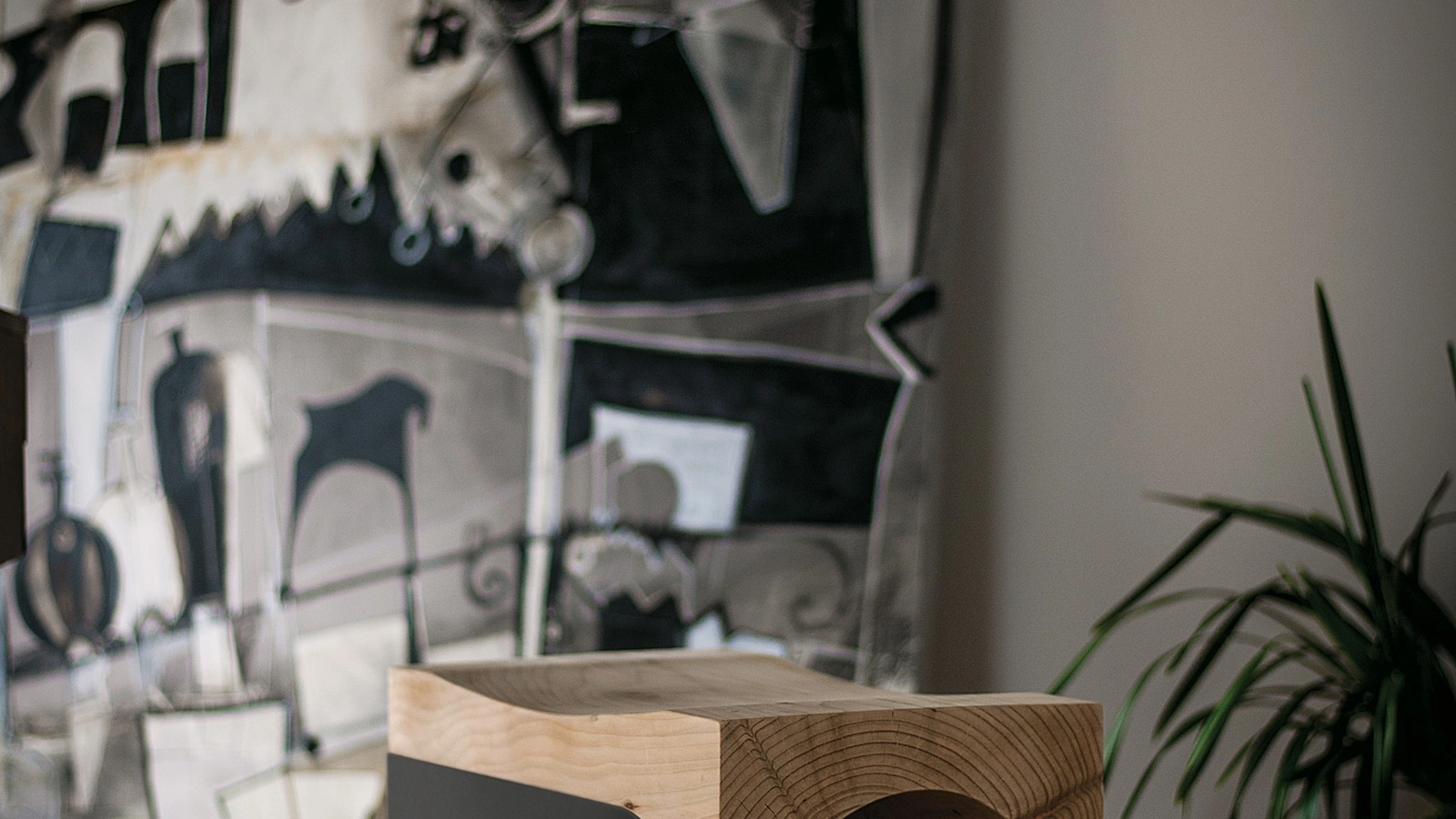 Sgabello Temperino in legno massello di cedro profumato con dettaglio in metallo di Riva1920