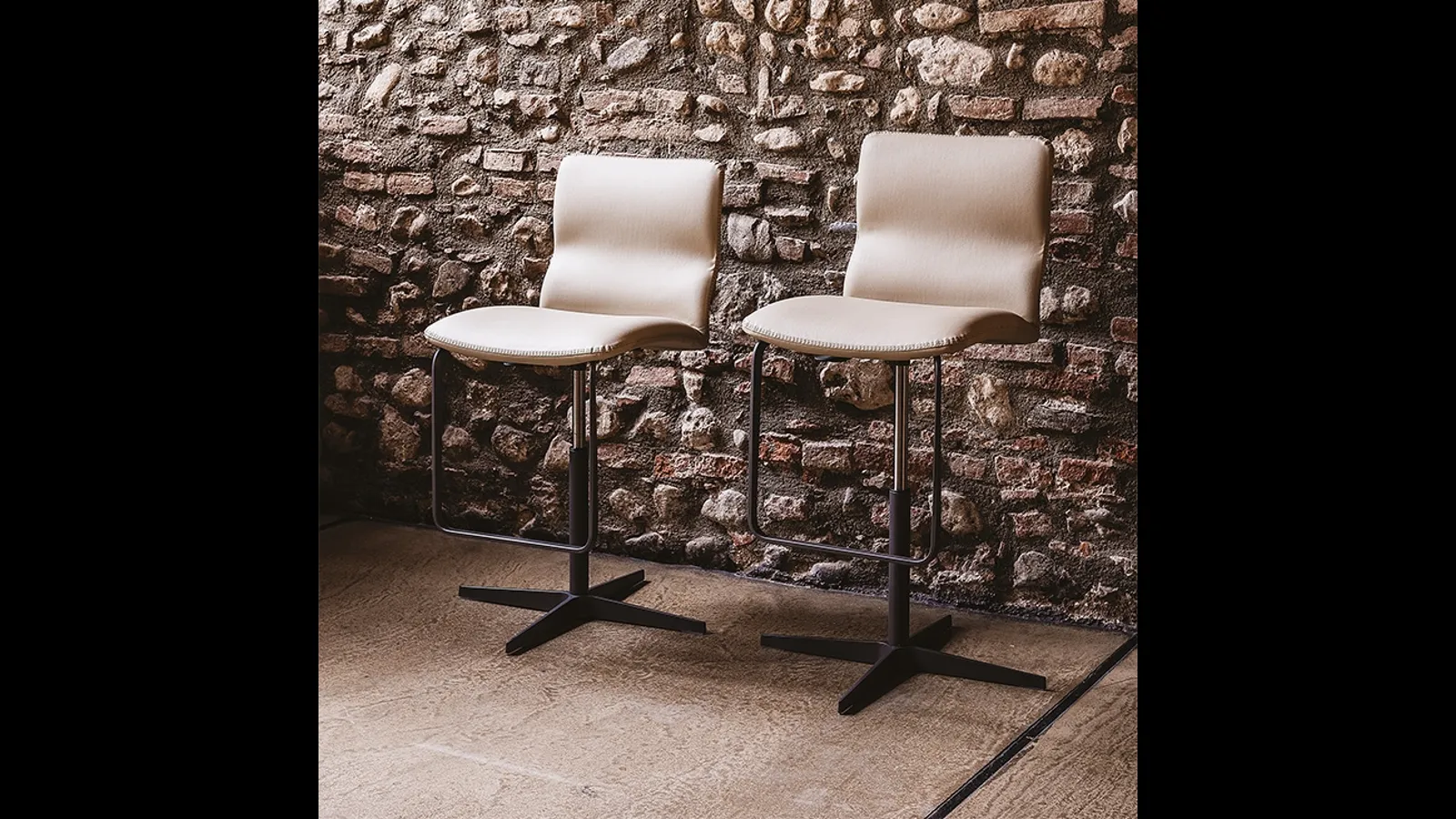 Sgabello in acciaio verniciato con seduta in pelle Victor X di Cattelan Italia