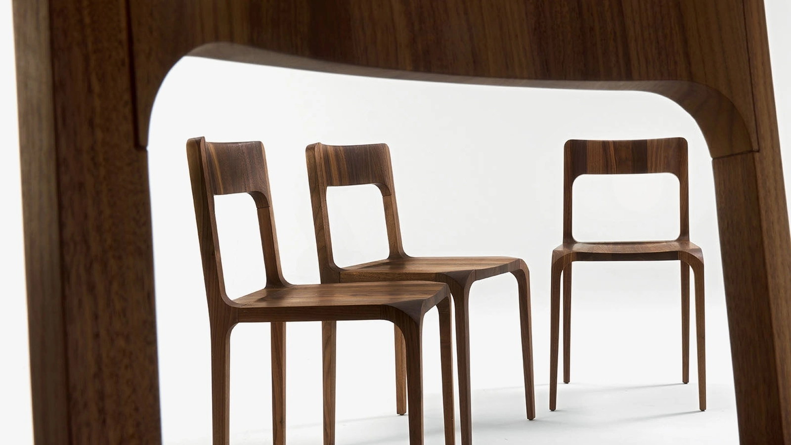 Sedia Sleek realizzata in legno massello di Riva1920