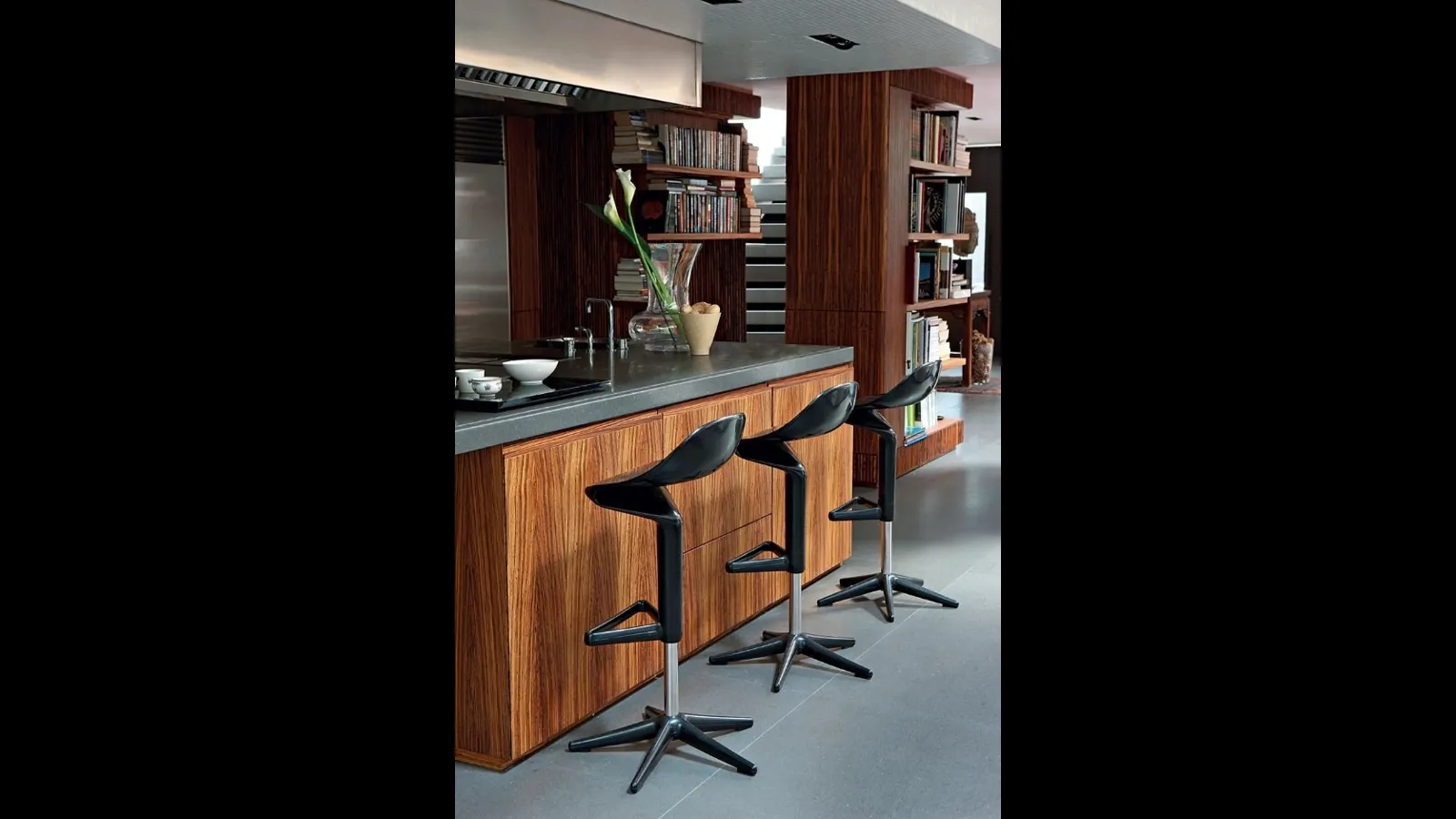 Sgabello Spoon Stool in polipropilene Nero di Kartell