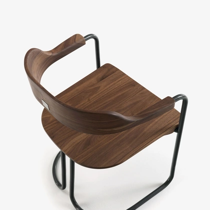 Sedia Tubular in legno massello abbinato a tubolari di ferro di Riva1920