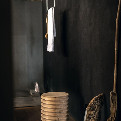 Sgabello Vitae n legno massello di cedro profumato di Riva1920