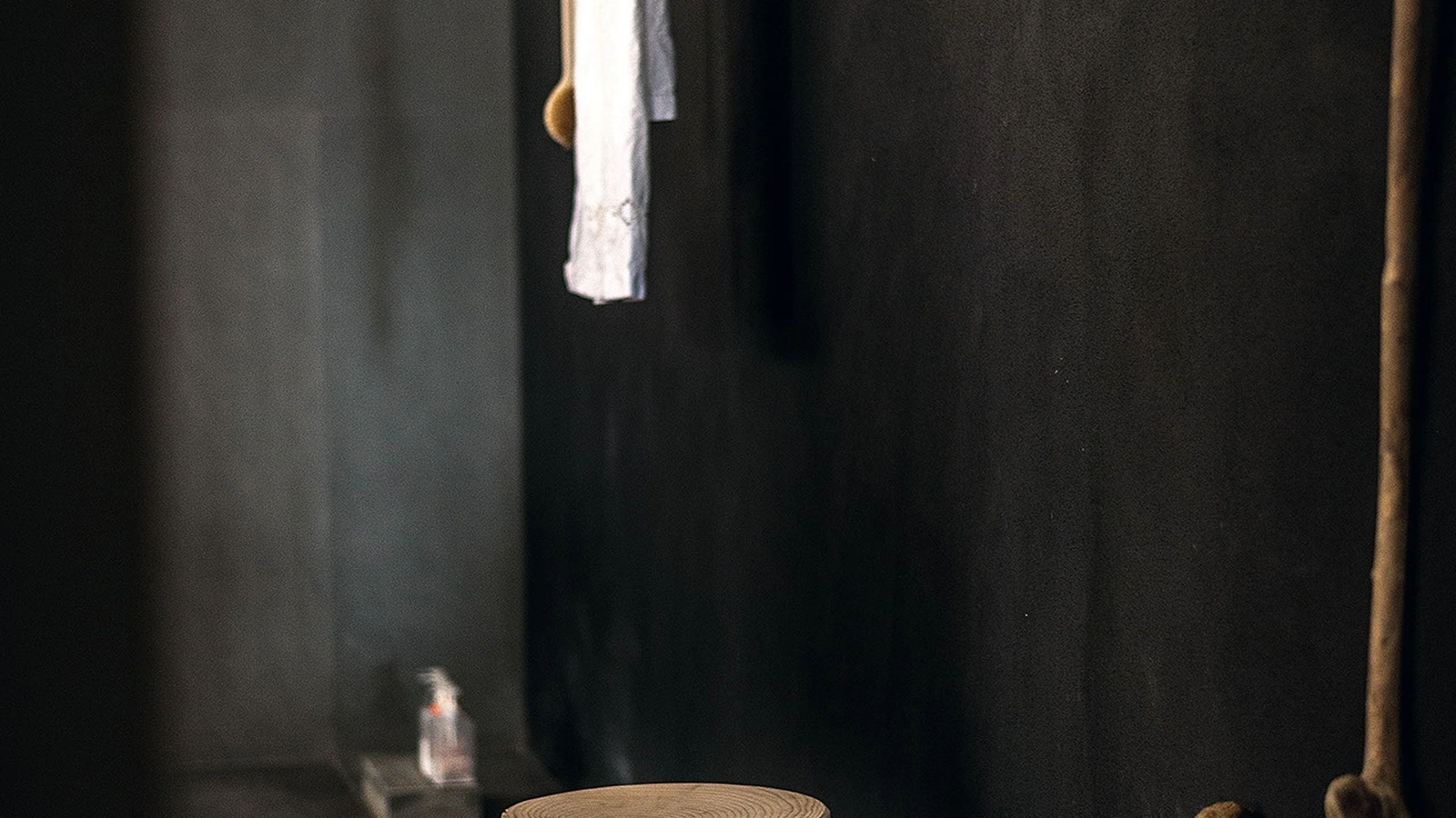 Sgabello Vitae n legno massello di cedro profumato di Riva1920