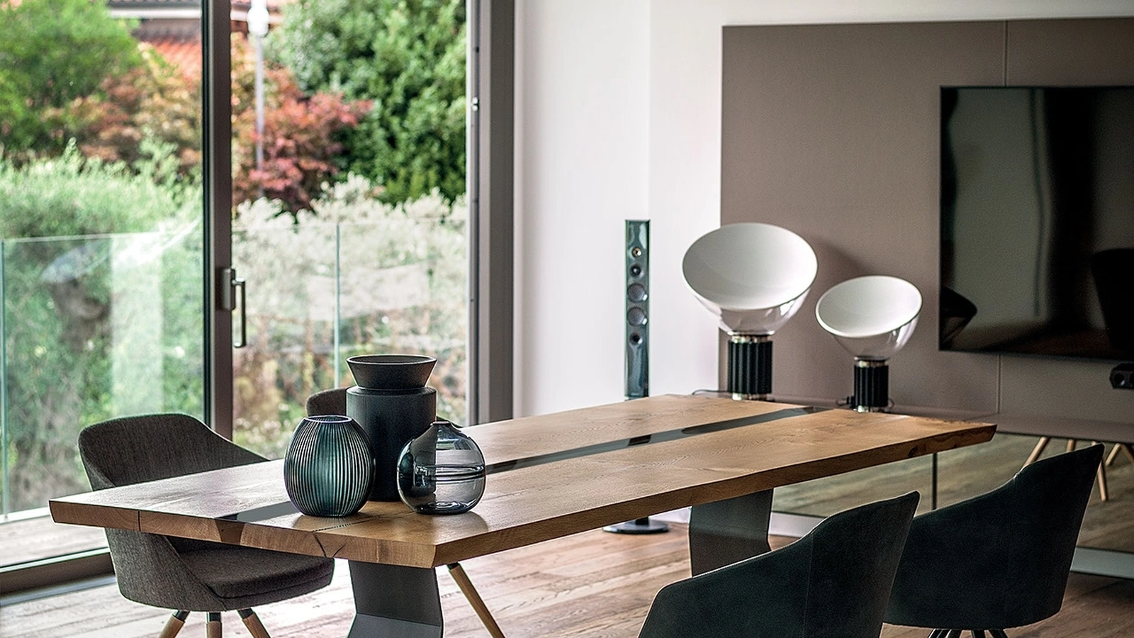 Tavolo Bedrock Plank C Resin con top in legno massello con inserto centrale in resina e base in lamiera di ferro di Riva1920