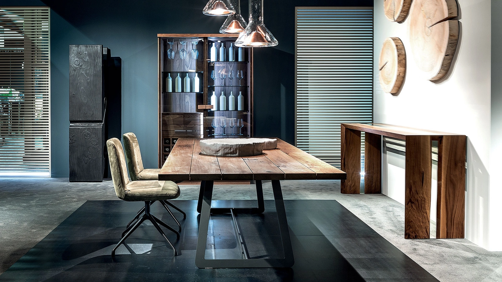 Tavolo Calle Cult Natural Sides in legno massello con bordi naturali e base in ferro di Riva1920