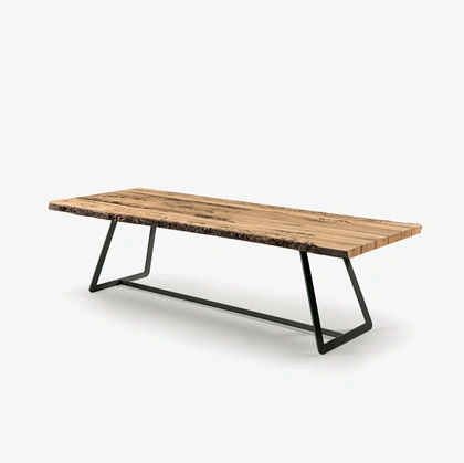 Tavolo Calle Briccola in legno massello di Briccola a liste accostate con bordi naturali con struttura in ferro di Riva1920