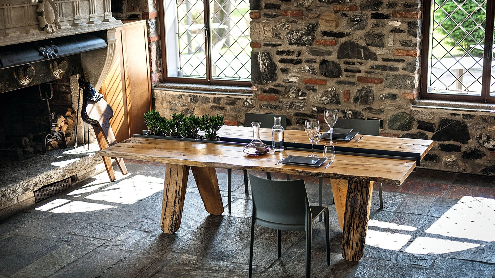 Tavolo Canal Briccola con top in legno massello di Briccola dotato di vano centrale in ferro di Riva1920