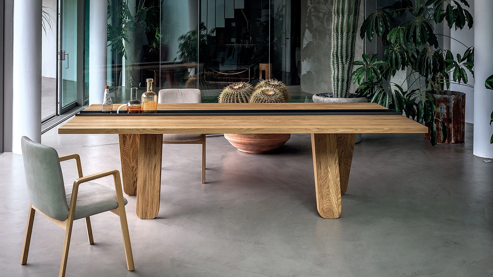 Tavolo Canal con top in legno massello con vano centrale in ferro di Riva1920