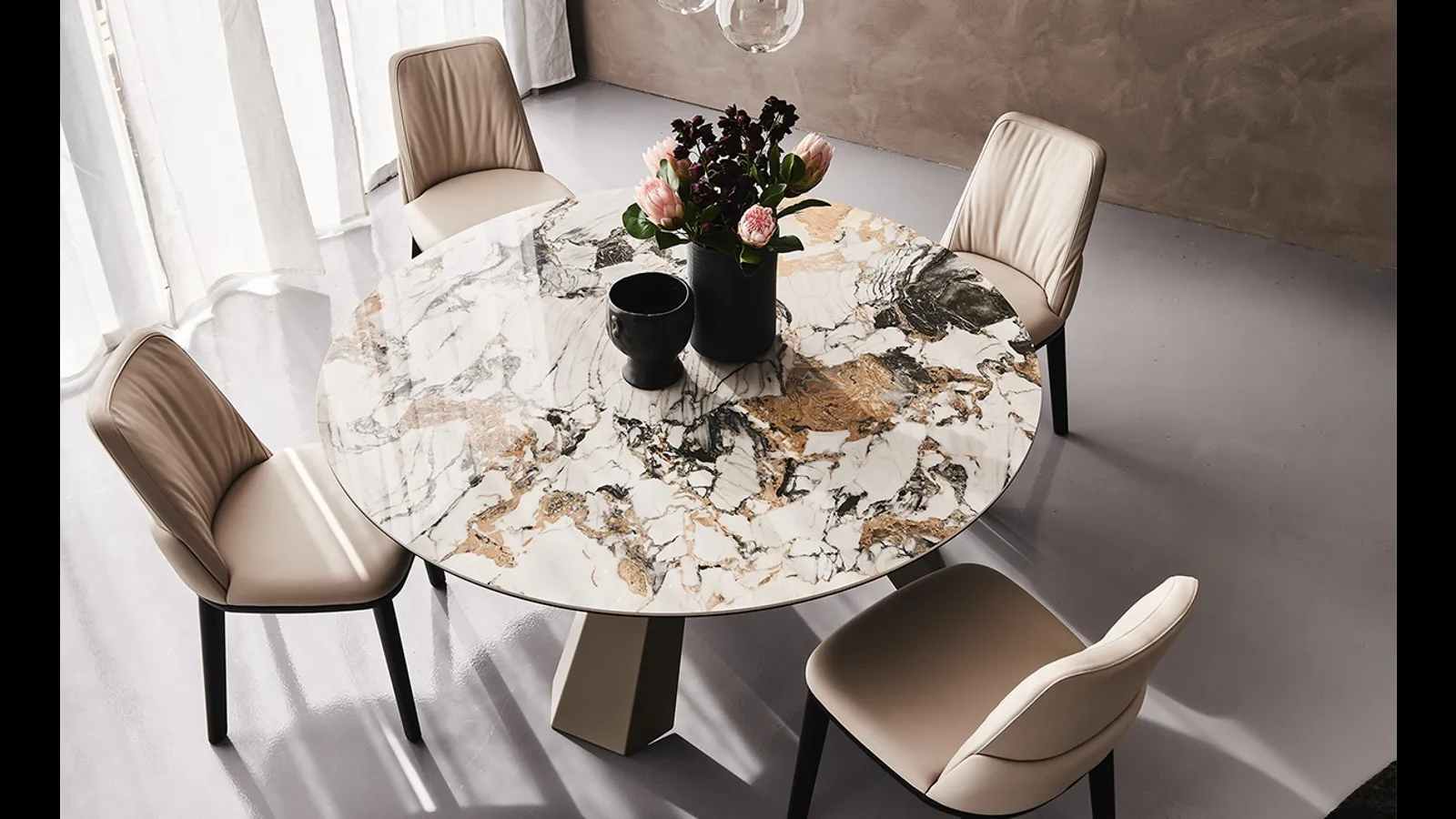 Tavolo rotondo con base a 3 gambe in acciaio e piano in ceramica Eliot Keramik Round di Cattelan Italia