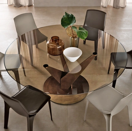 Tavolo rotondo Epsylon con top in vetro bronzo e base in metallo finitura ottone brunito di Fiam