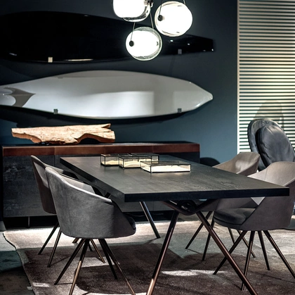 Tavolo Iron Light in legno massello con gambe in ferro di Riva1920