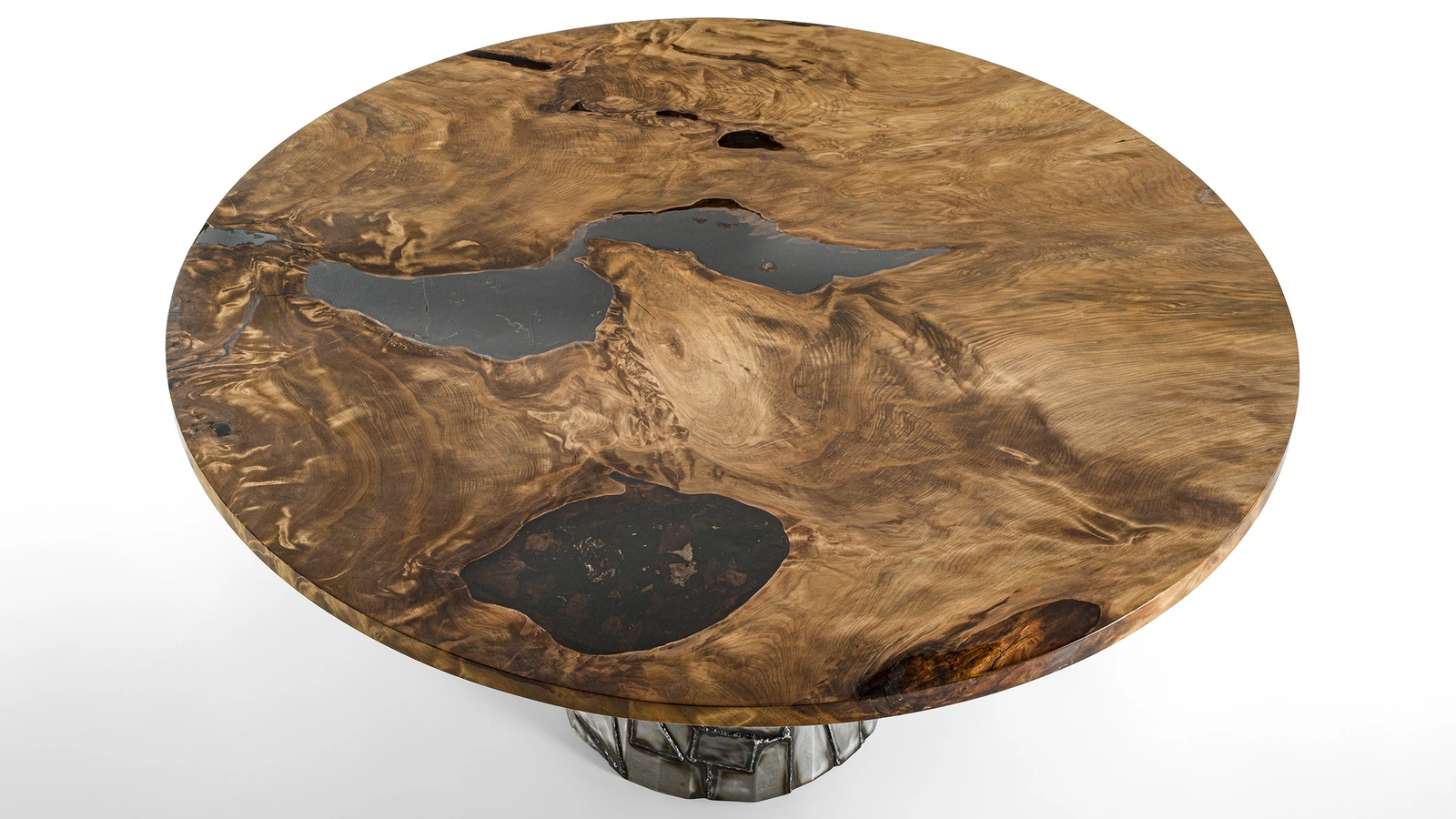 Tavolo rotondo Kauri Art in legno massello con base scultorea in ferro di Riva1920