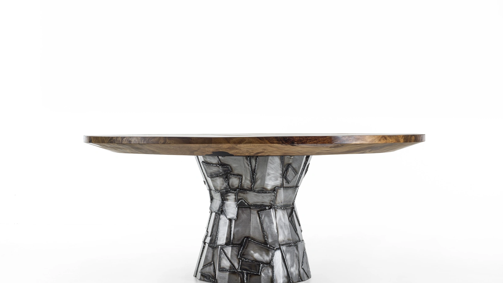 Tavolo rotondo Kauri Art in legno massello con base scultorea in ferro di Riva1920