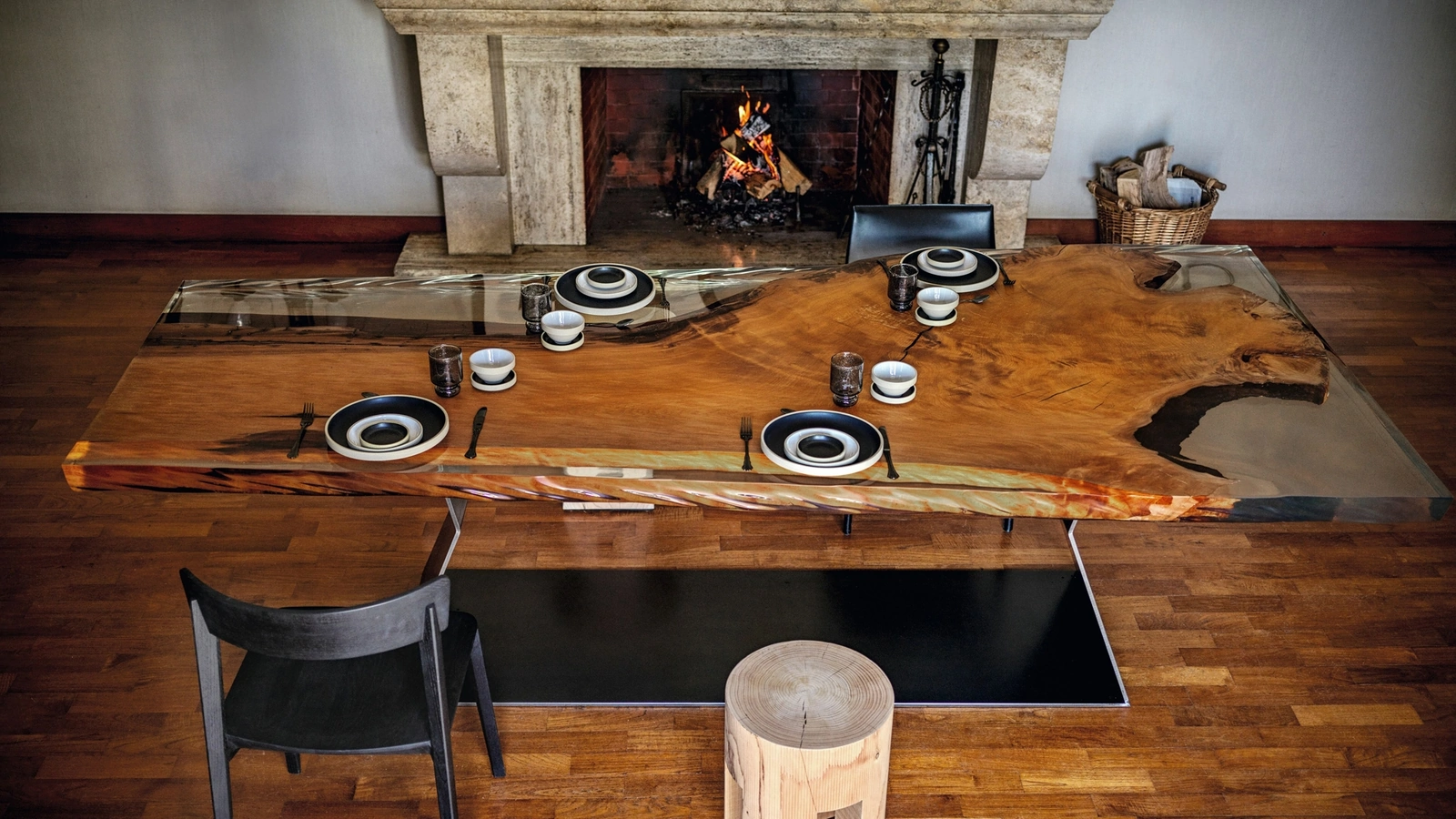 Tavolo Kauri Bedrock  con top in massello di Kauri e resina abbinato ad una base in lamiera di ferrodi Riva1920