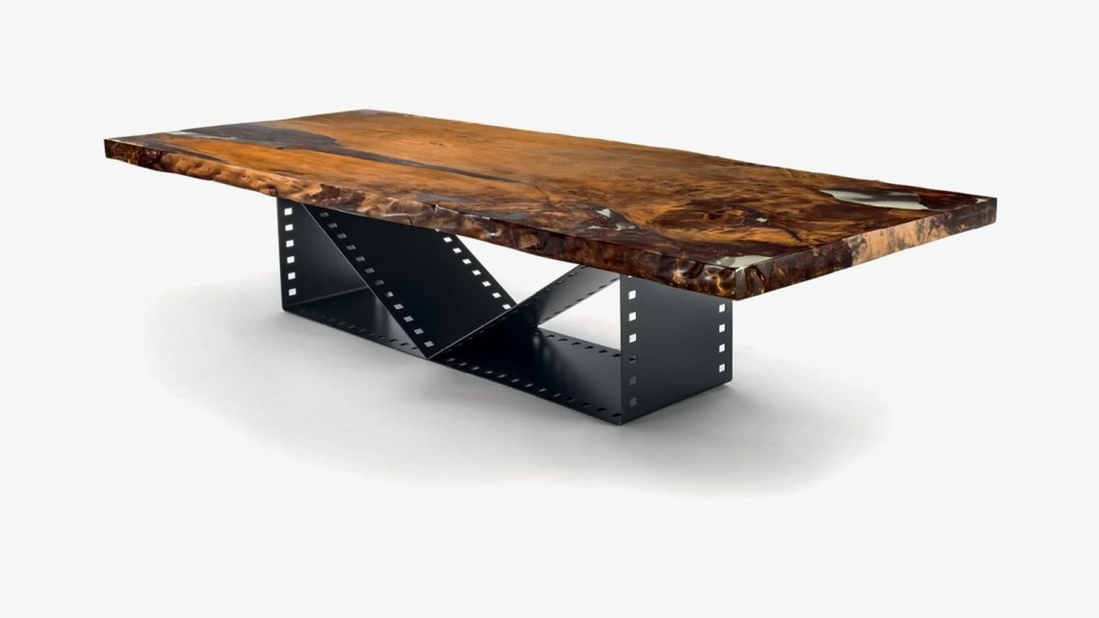 Tavolo Kauri Ciak con top in massello di Kauri e base in ferro il cui design si ispira alla pellicola cinematografica di Riva1920
