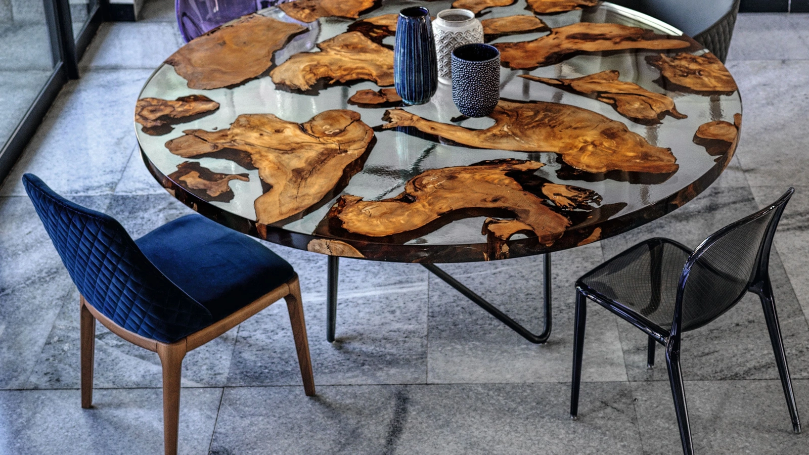 Tavolo rotondo Kauri Earth con top in legno di Kauri e resina e base in ferro tubolare di Riva1920