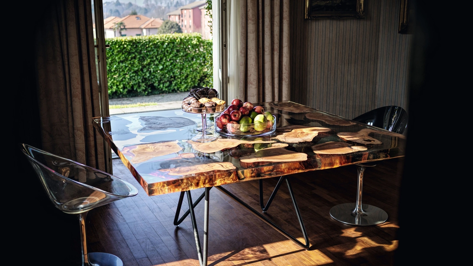 Tavolo quadrato Kauri Earth Square in legno di Kauri e resina con base in ferro tubolare di Riva1920