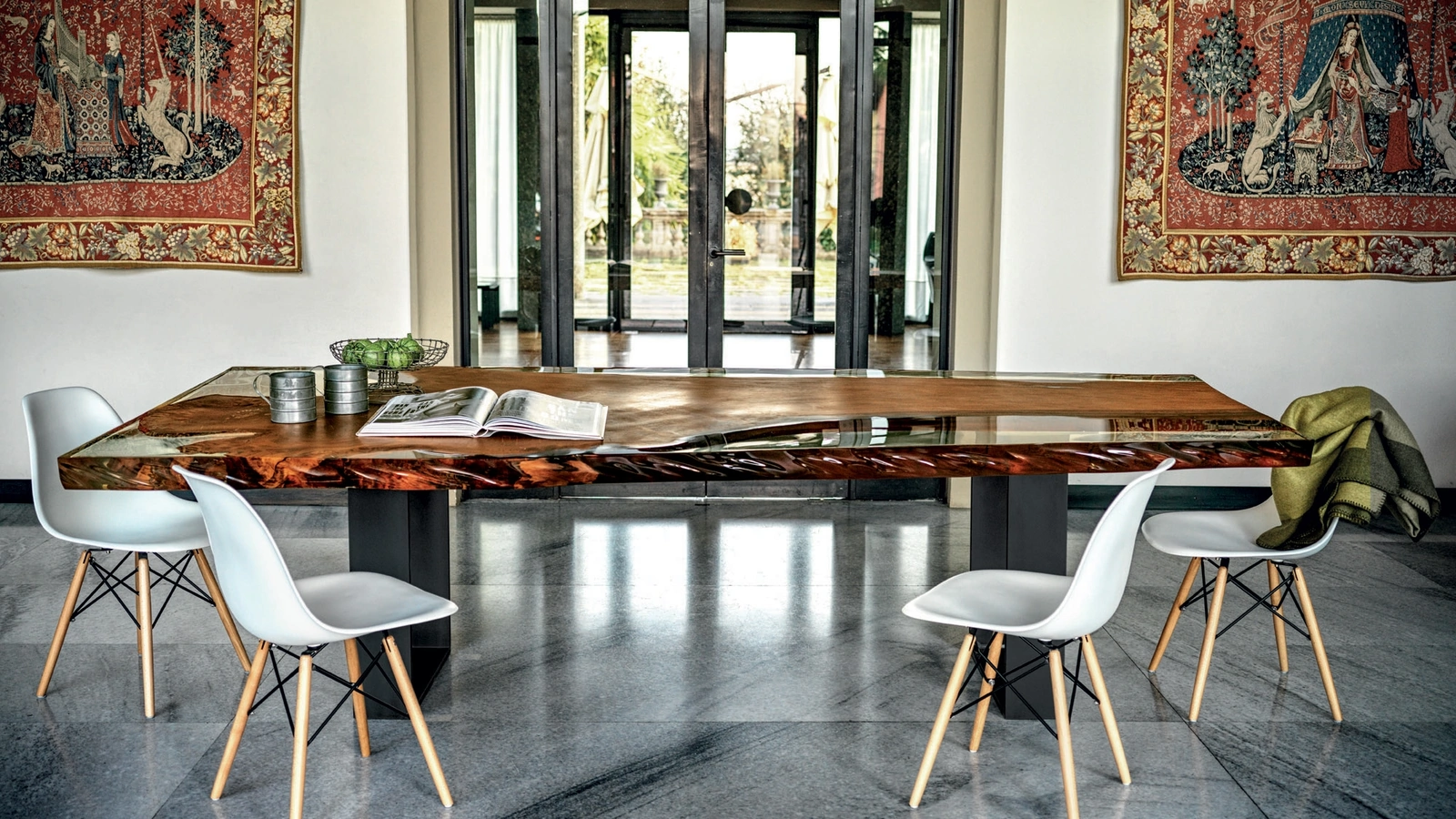 Tavolo Kauri Newton in massello di Kauri e resina con base in ferro di Riva1920